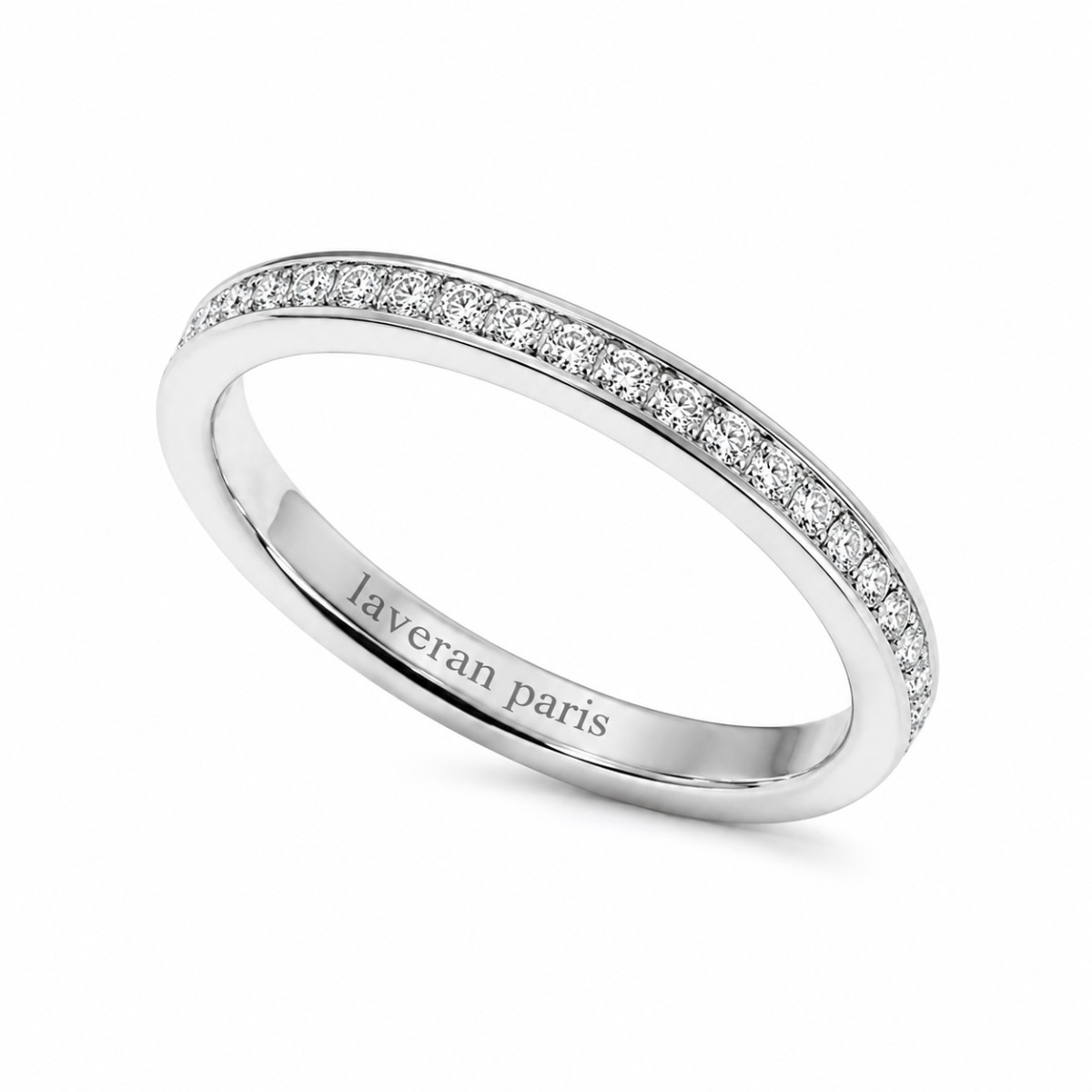Alliance fine en or blanc 18K sertie de diamants de laboratoire brillants avec gravure intérieure Laveran Paris sur fond clair.